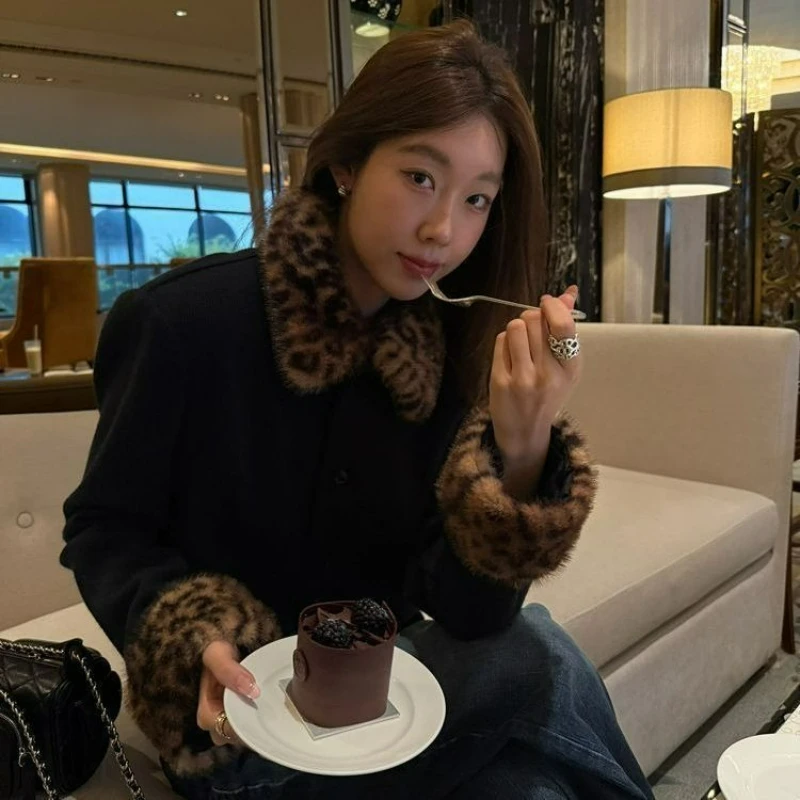 

2026 Winter Fashionable Elegant Thickened Short Coats American Retro Leopard Print Fur Collar Single-breasted Jacket for Women