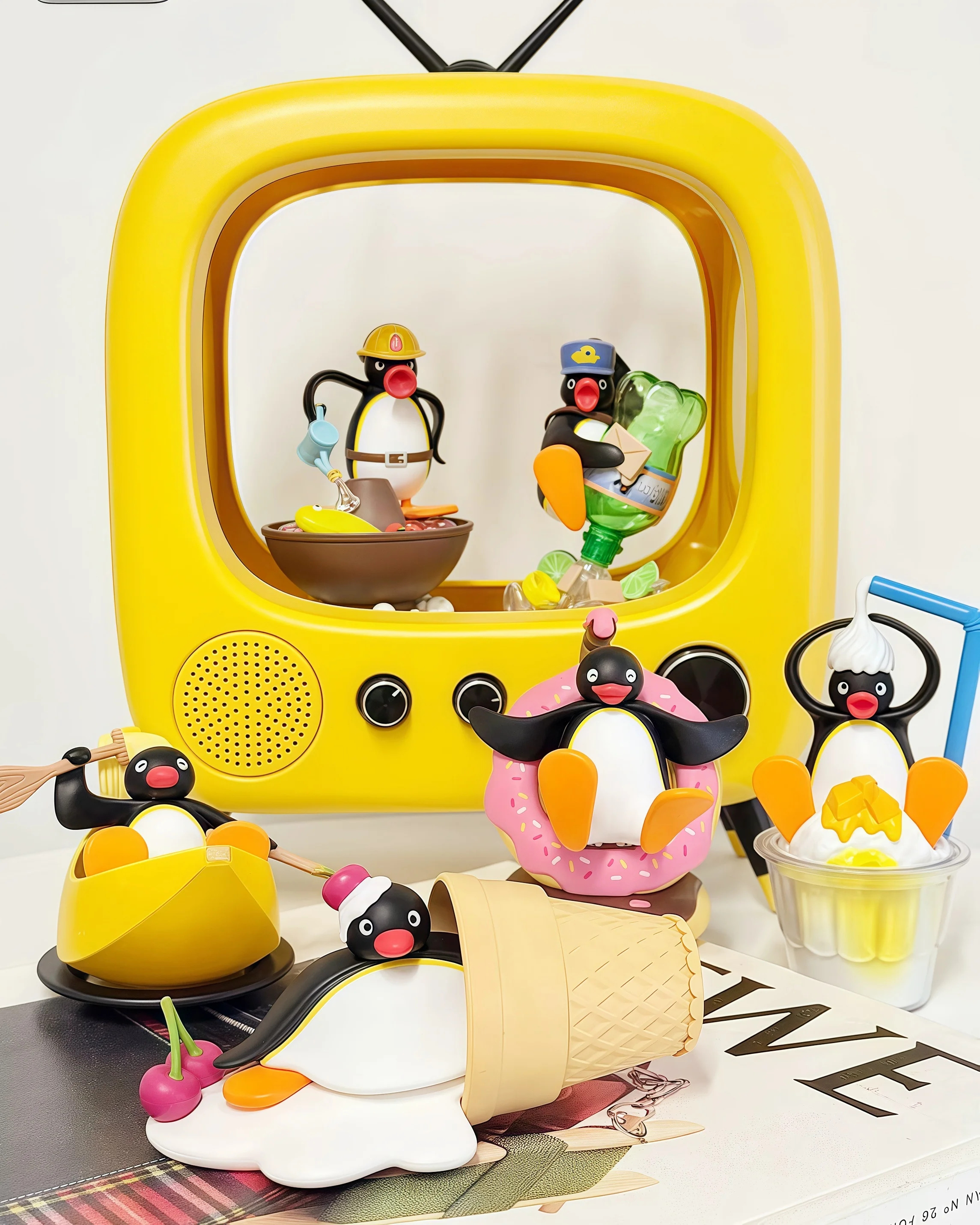 Heißer Pingu-Spaß! Spaß! Ski Obstheit Gans Serie Blind Ei Geheimnis Ei Desktop Ornamente Pinguin Puppe Kreative Mode Spielzeug Geschenk
