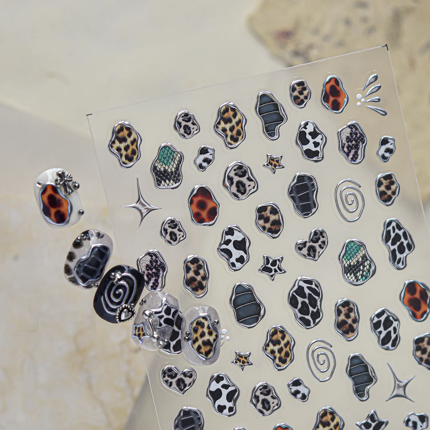 Vintage Leoparden-, Kuh- und Schlangenhaut-Muster Metallrahmen Unregelmäßige Marmoroptik Spiral-Sternfunkeln 5D Nagelaufkleber Selbstklebende Dekoration