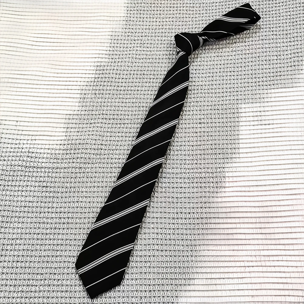 Une cravate unisexe à rayures multicolores attachée à la main, style classique, polyvalente, un incontournable pour la rentrée scolaire