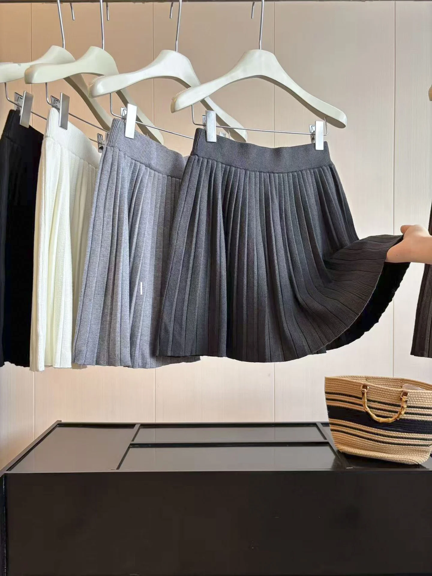 DIYI High Density Wool Knitted A-Line  Skirt Women Winter Short Pleated Umbrella Skirt Polyester Fiber Standard Fit