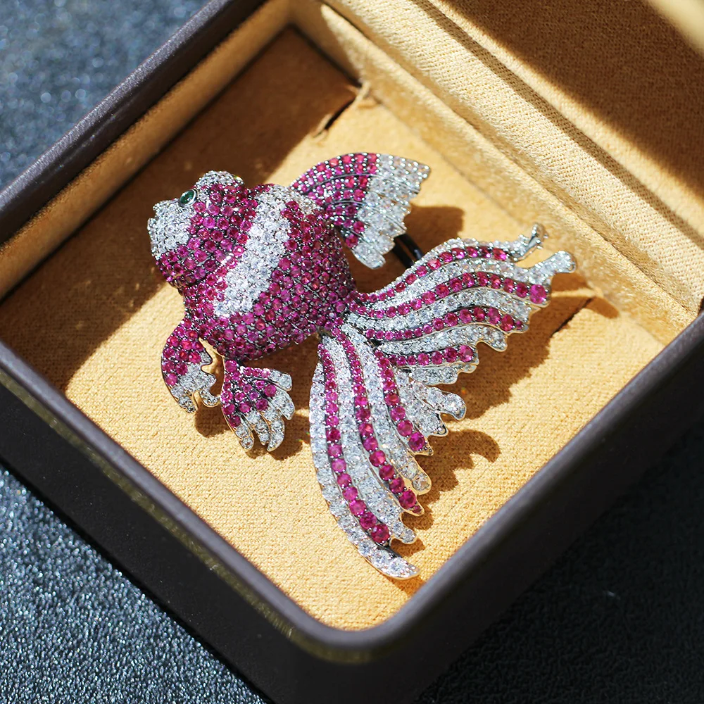 New High-end Micro Inlaid Zircon Two-color Red Chubby Fish Brooch Atmospheric Goldfish Marine Life Accessory Pins for Women