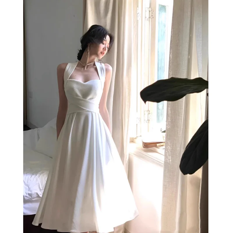 ชุดเดรสสายรัดฤดูร้อนของผู้หญิงชุดเดรสสีขาวอารมณ์ขนาดใหญ่ใหม่