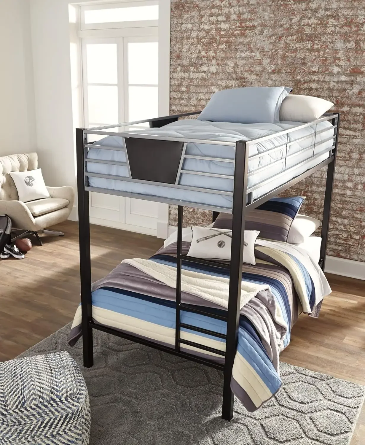 Design by Ashley Dinsmore Industrial Twin Over Twin Metal Cama de beliche infantil com escada, preto e cinza