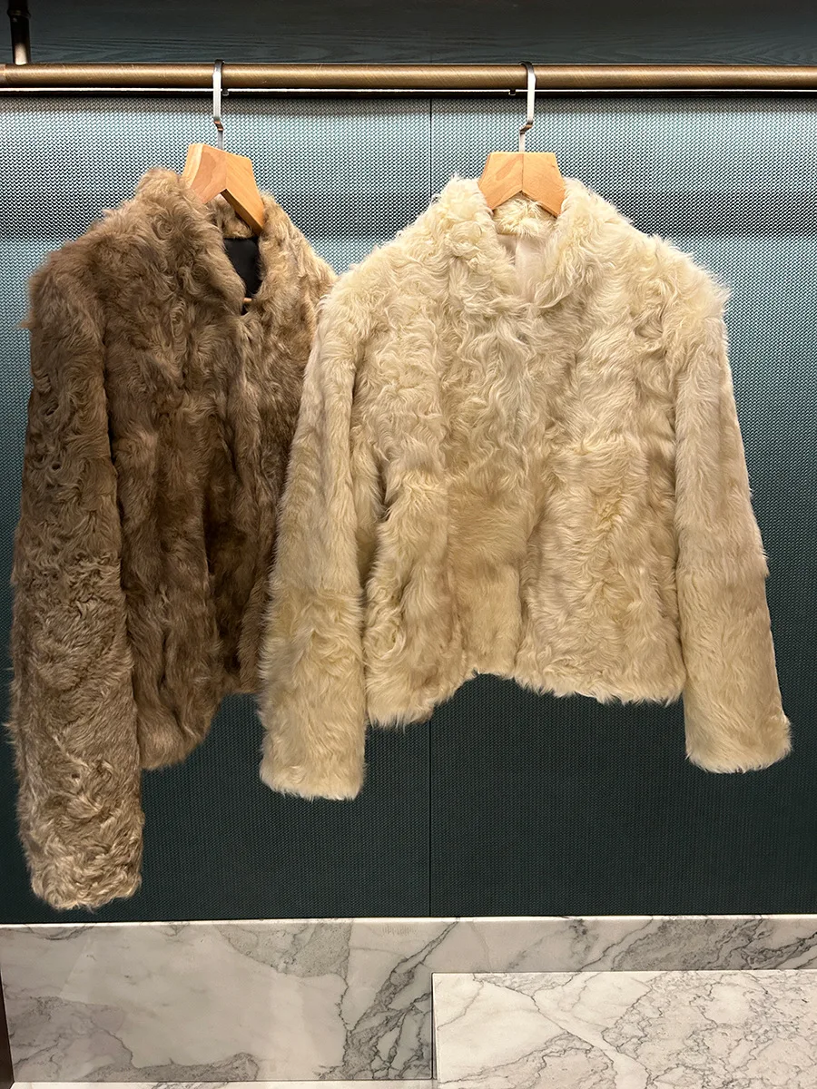 Natürlicher gewellter Lammfellmantel mit integriertem Pelzfutter