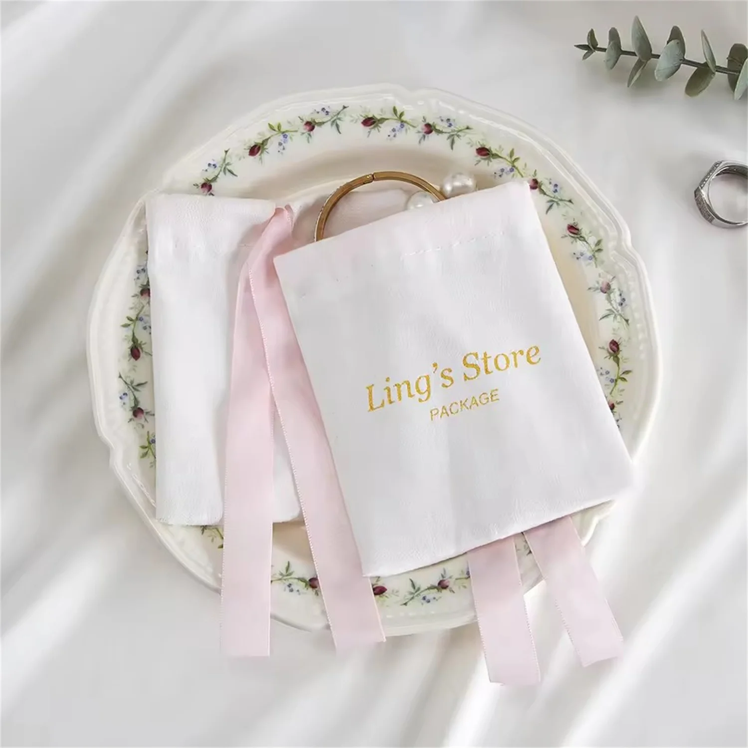 50 قطعة شعار مخصص الأبيض مجوهرات الفانيلا الرباط حقيبة الجانب الخلفي مع شريط حرير وردي هدية كيس التعبئة والتغليف جيب حلوى الزفاف