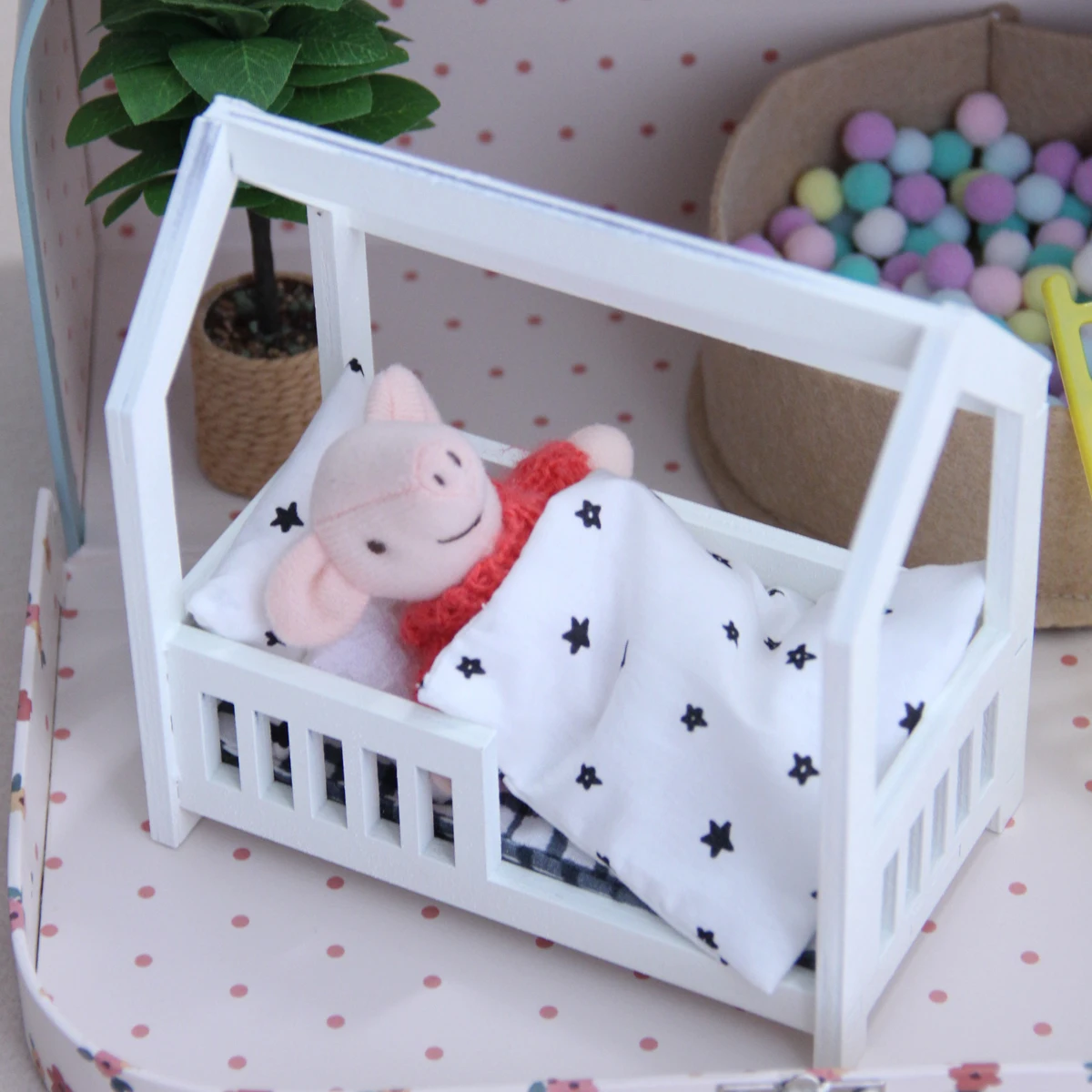 Miniature Furniture 1:12 White Wooden Small Bed (Including Bedding), Two Options Available, 1:12, Realistic Mini House Decoration Items