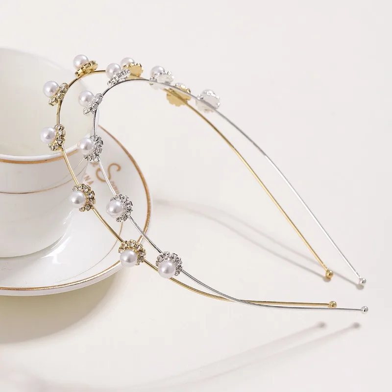 

Элегантная женская повязка для волос с цветочным узором и имитацией золотистых акцентов — минималистичный богемный стиль