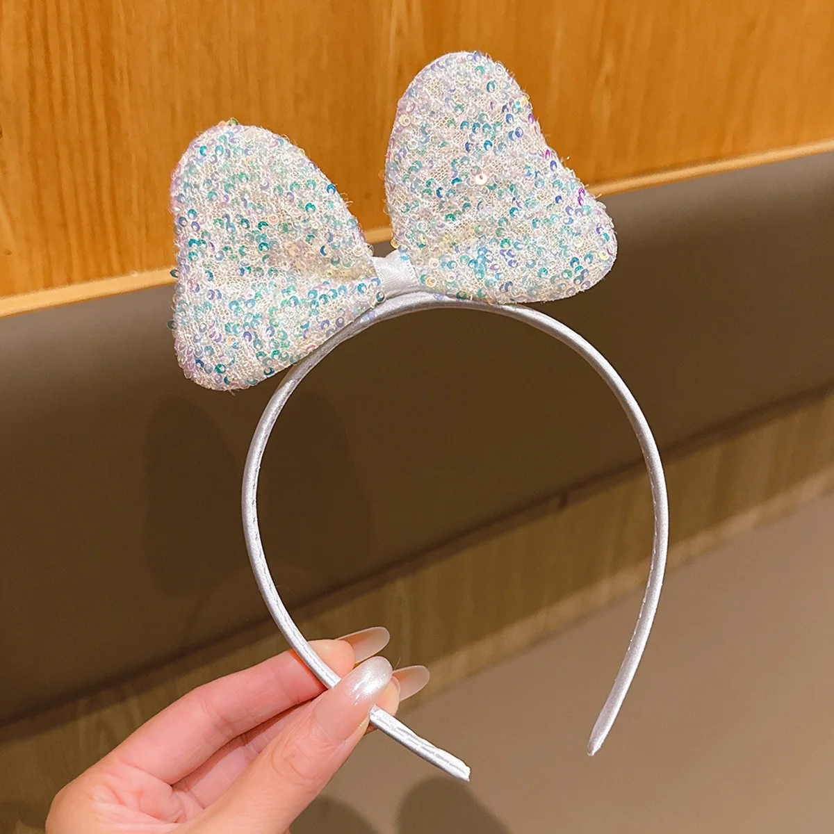 

1 versatile, fashionable and elegant beige bow headband suitable for daily hair accessories