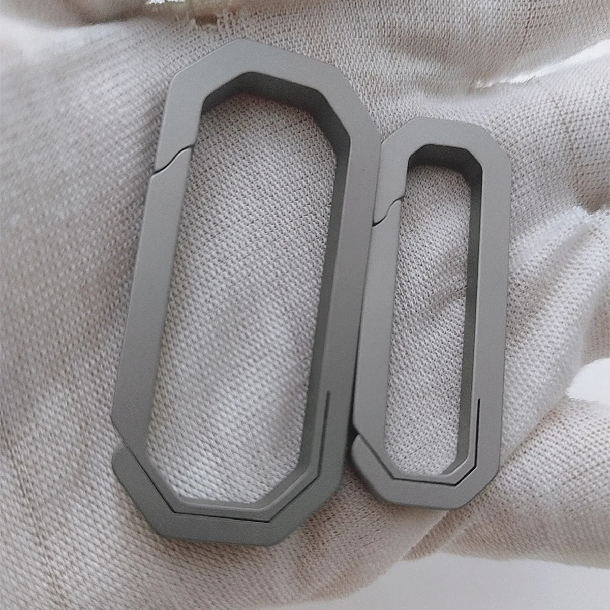 Titanium Alloy EDC Quick Hanging Mountain Climbing Buckle Keychain Hanging Buckle Hand Electric Buckle Car Connection Keychain