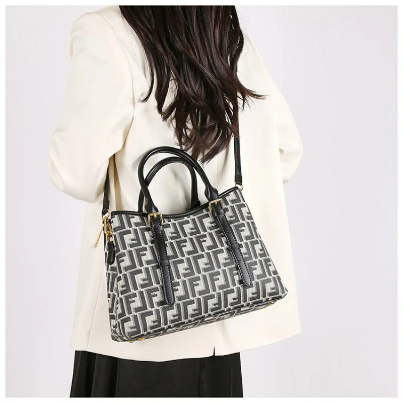 

Women's Handbag Made Of Zinnia-Patterned Leather Boasting High-End Luxor Commuter Lasting Spacious Style​