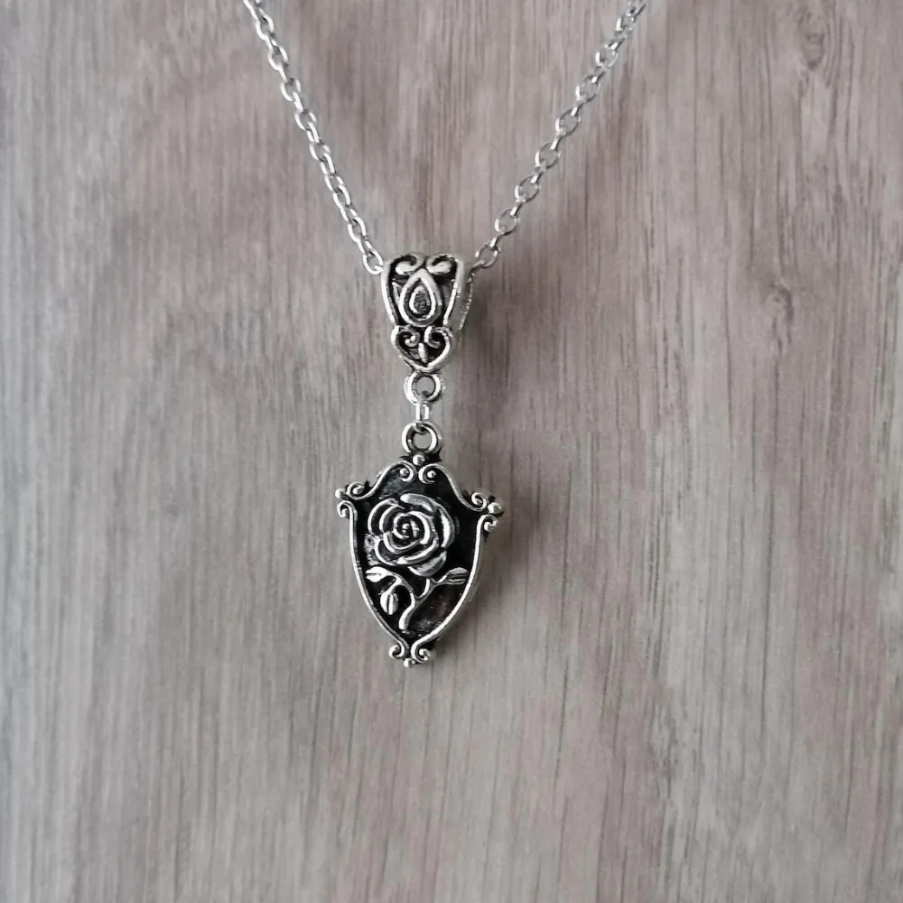 Temperament Retro Silver Color Geometric-shaped Embossed Rose Flower Pendant Necklace for Women Halloween Charm Jewelry Gifts