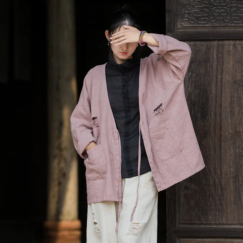 ダメージ加工ラミーダスター：タイフロントのオープンコートで、エフォートレスにクールで自由な雰囲気を演出します。