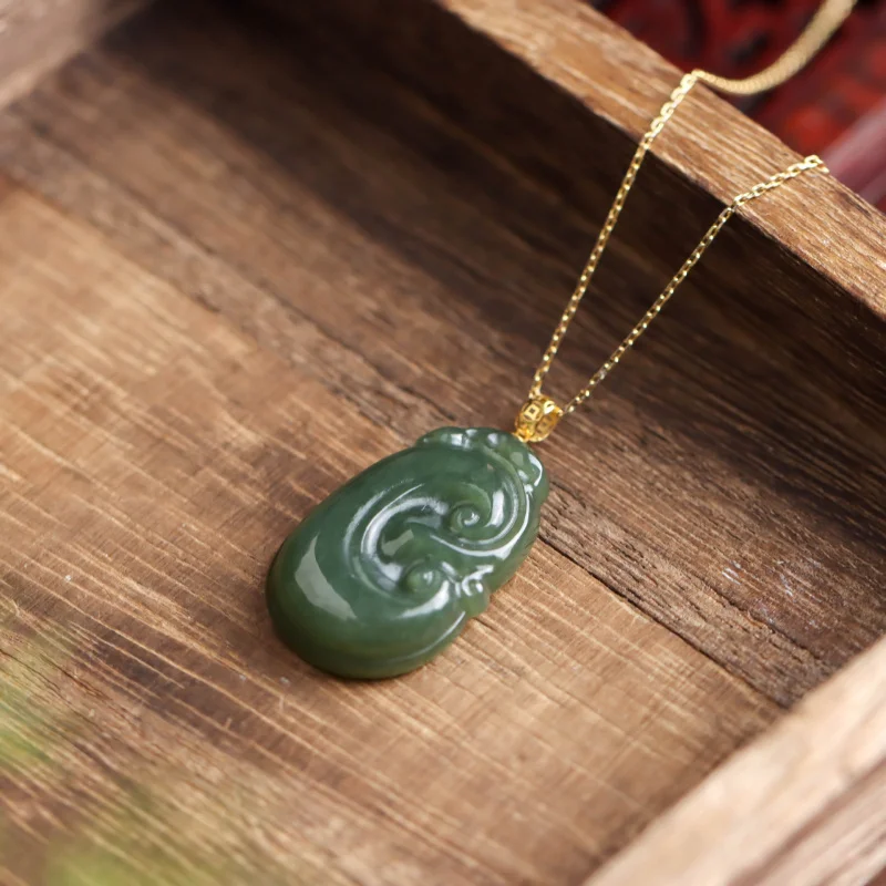 قلادة من اليشم الأخضر الهيتي مرصعة بالذهب عيار 18 قيراط #3