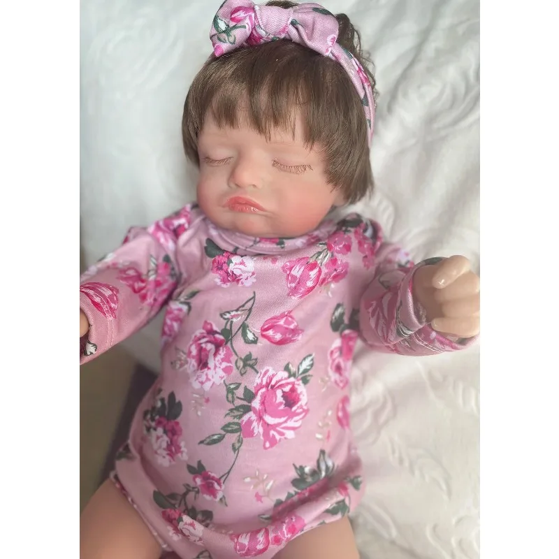 49 cm schattige herboren babymeisjespop Rosalie met bedrukte roze jumpsuit met lange mouwen