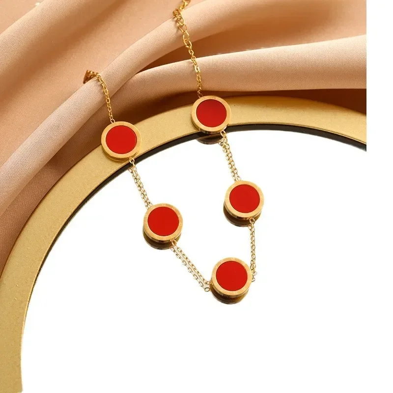 This multi-colored, fashionable, elegant and niche round letter bracelet is suitable for girls