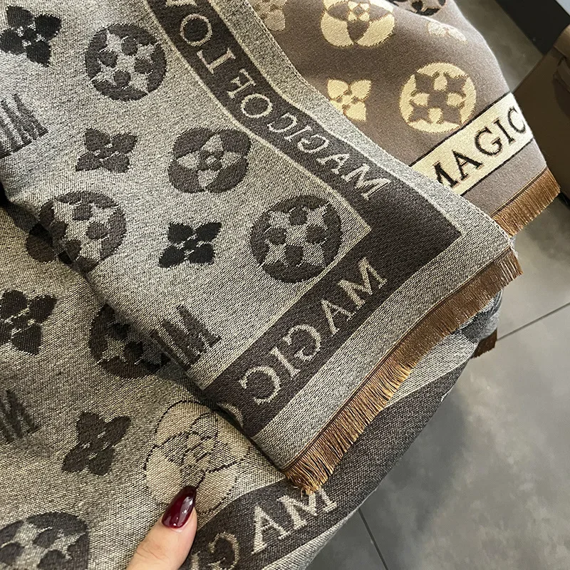 ผ้าพันคอพิมพ์ลายสไตล์เกาหลี ปี 2025 ผ้าแคชเมียร์เทียม 2-in-1 ใช้ได้ทั้งแบบพันและแบบคลุมไหล่ ผ้าพันคอหนาสองด้านสำหรับฤดูหนาวสำหรับผู้หญิง เนื้อนุ่มและอุ่น