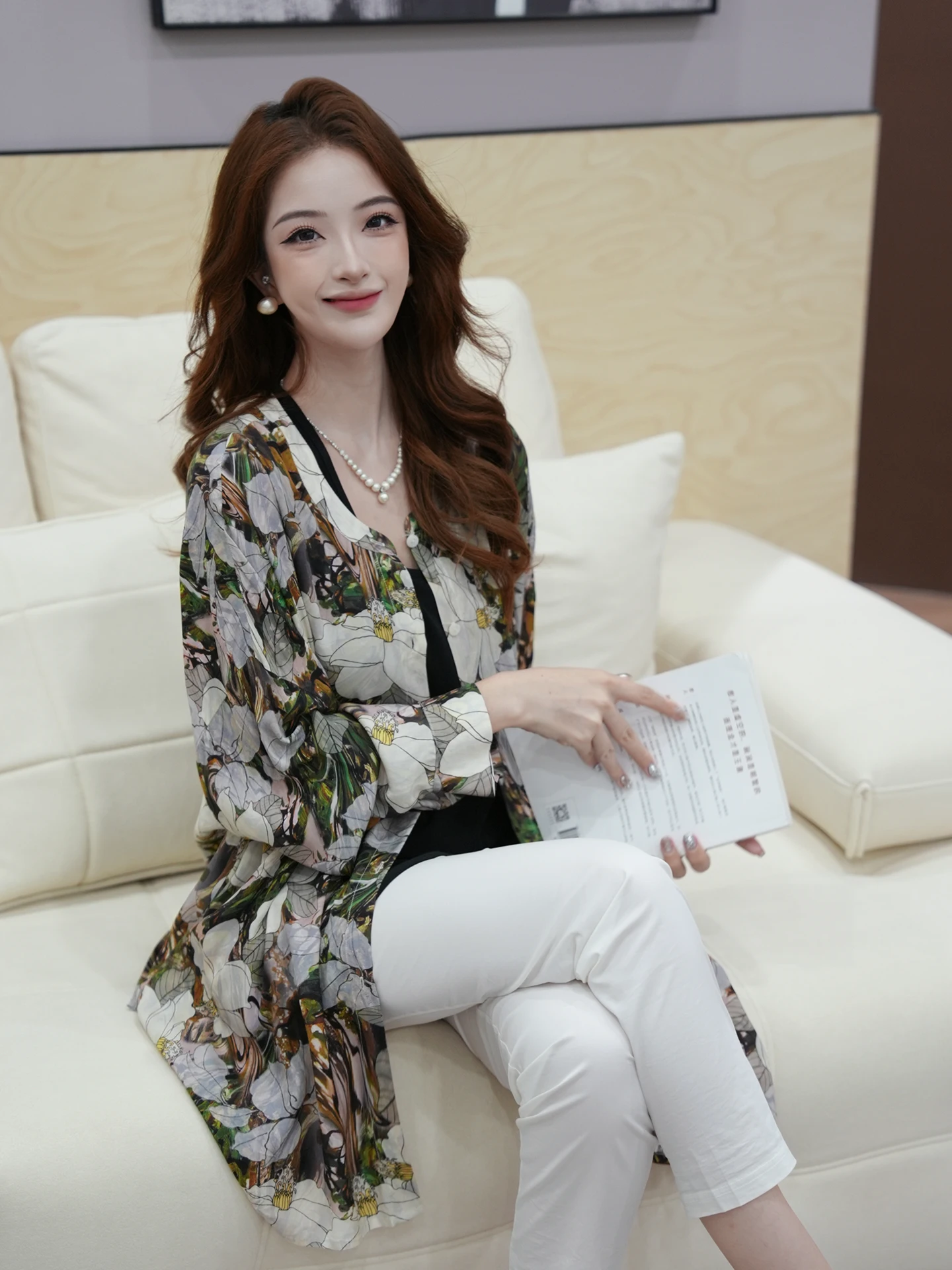 

Женская легкая роскошная свободная футболка Linda Sli с принтом для повседневной носки, модная, удобная, с V-образным вырезом, женская футболка Nine Sve