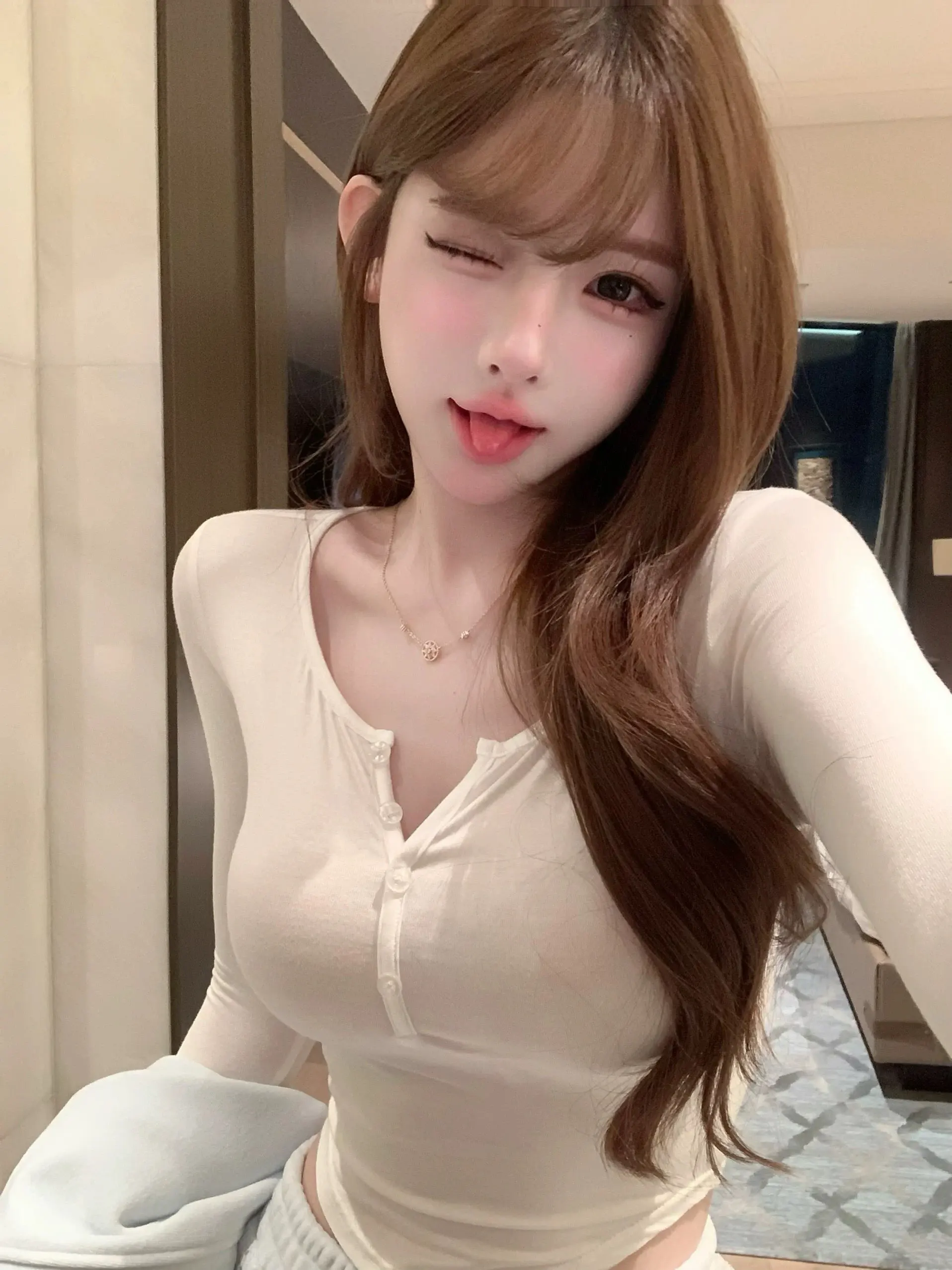 

Модный облегающий топ с открытым воротником, слегка прозрачный, для стильных девушек, удобный, длинный.