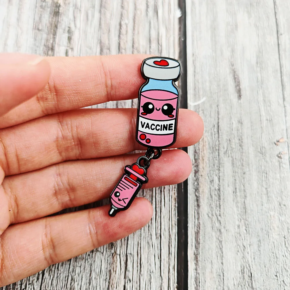Niedliche Impfstoff-Spritzen-Brosche, Cartoon-Design, rosa Impfstoffflasche, Emaille-Anstecker mit Anhänger, Abzeichen in Form einer Flasche für Infusionen, Accessoires für Krankenschwestern. – Detail 6