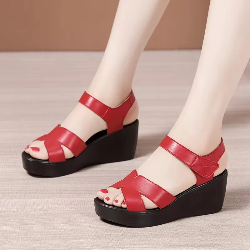 Sandali con zeppa in pelle estiva di alta qualità da donna tacco medio 6 cm 2024 taglia 33 43 scarpa elegante con punta aperta e plateau nero rosso