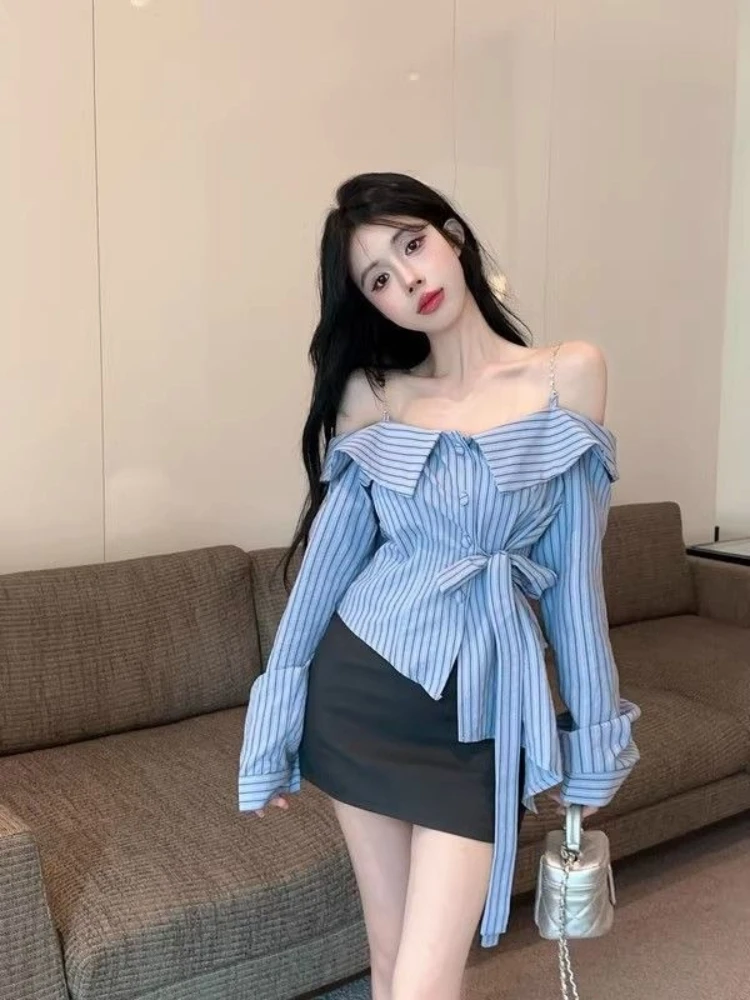 

2026 Женская тонкая полосатая рубашка на одно плечо, ранняя осень, повседневная элегантная блузка с синим дизайном ремешка-цепочка