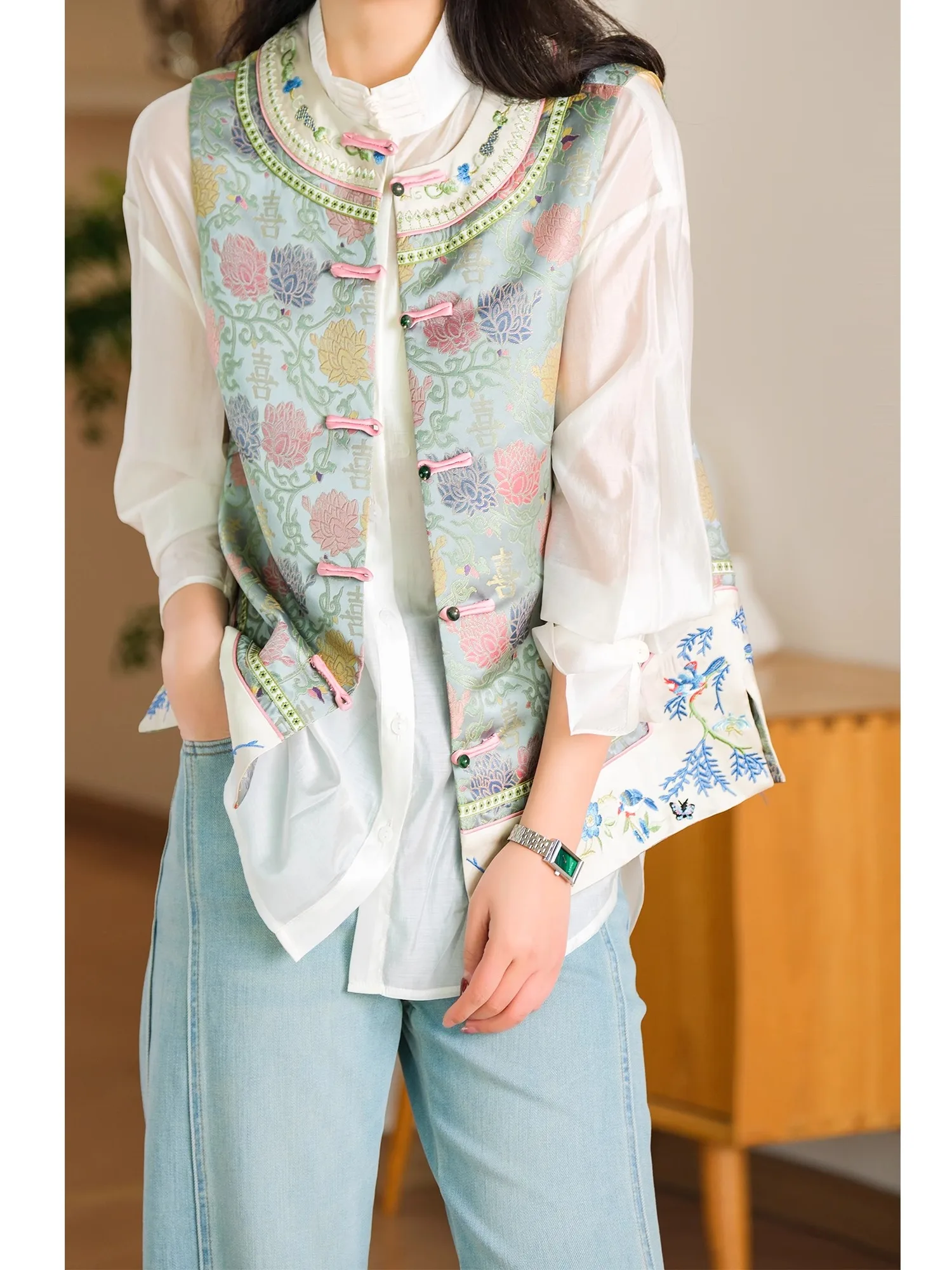 

ijing Mountain Sea Series Women's Jaet with Embroidered Silk Brocade Millennial Happin in Contrast Colors Button Design
