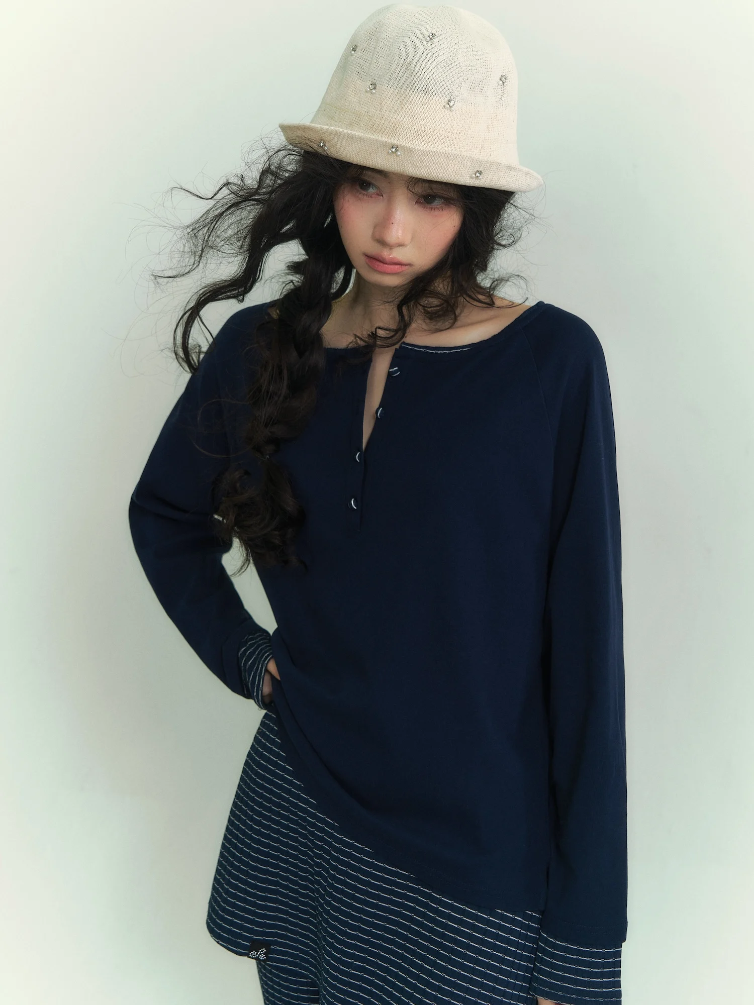 

Комплект SOMESOWE: трикотажная футболка с воротником хенли, полосатыми вставками и эффектом двухслойности, а также брюки с высокой талией и широкими штанинами. Весенний модный комплект.