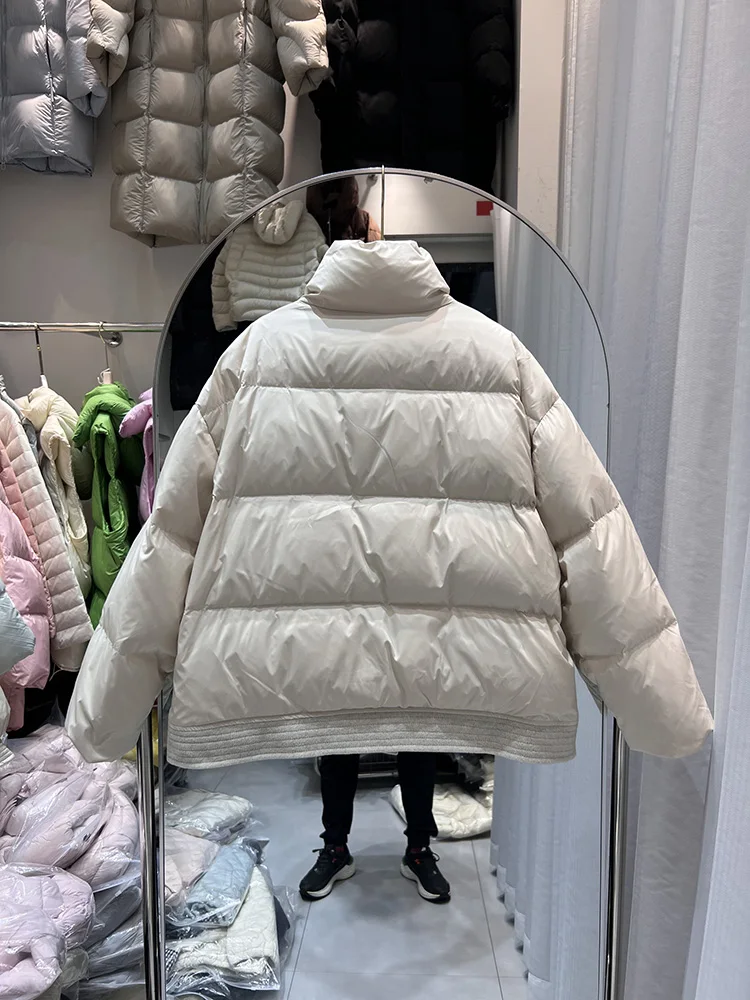سترة نسائية شتوية جديدة موديل 2025 بياقة واقفة وتصميم عصري قصير سترة فضفاضة من ريش البط الأبيض