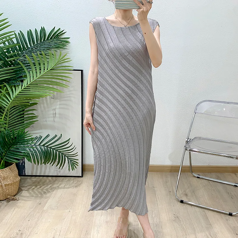 

Miyake Pleated Women's Tank Dress Handmade Pleated Sleeveless Solid Color Design Dress Handmade Fashion Skirt 2025 Summer New