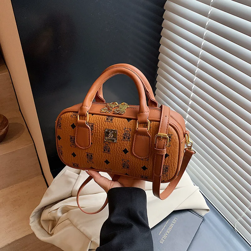 

Сумка-подушка с цветными блоками ведмедя 2025, женская нишевая шикарная сумка через плечо, сумка через плечо «день-ночь», сумка с верхней ручкой, кожаная сумка