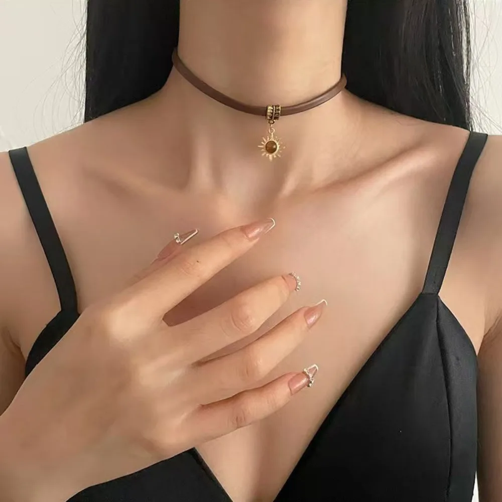 خمر حجر الشمس قلادة القلائد البني بولي Leather الجلود المختنق قلادة للنساء الفتيات العصرية الخريف الشتاء هدايا مجوهرات الأزياء