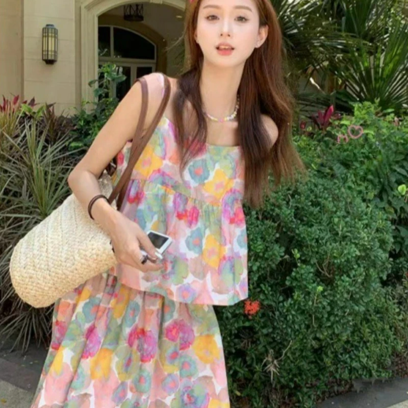 

Французский костюм с цветочным принтом, женский топ с бретелькой на шее, лето 2026, новый стиль, модная полуюбка, элегантное платье, комплект из двух предметов для отдыха на море