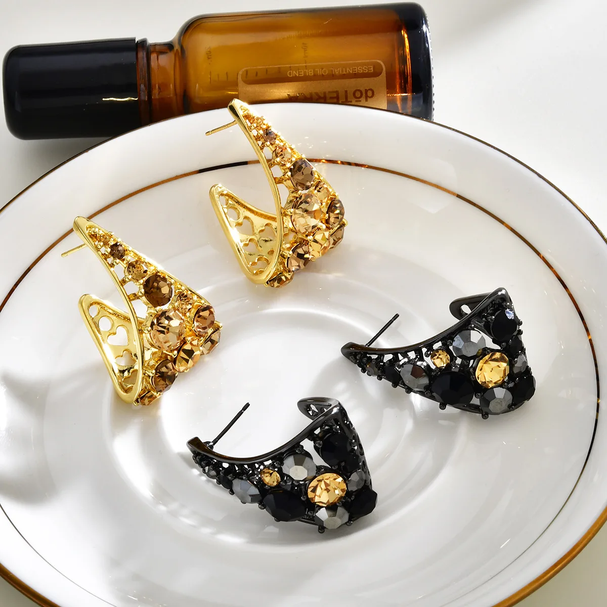 Fashion Commute Exaggerated Hollow Diamond Earrings Retro Light Luxury Personality Super Flash High End Temperament Fashion Stud