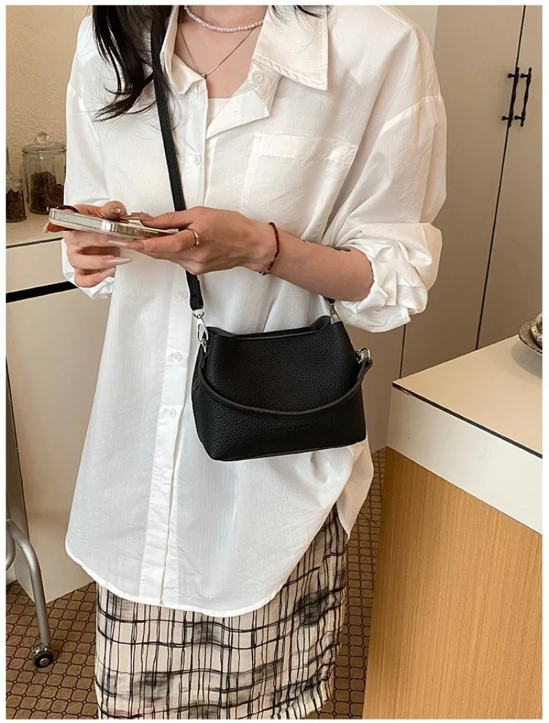 CEEKAY Minimalistische Mini-Eimertasche aus genarbtem, lederähnlichem Leder mit Aufdruck, leicht und tragbar, als Umhängetasche oder Schultertasche für Kaffeebraun – Detail 31