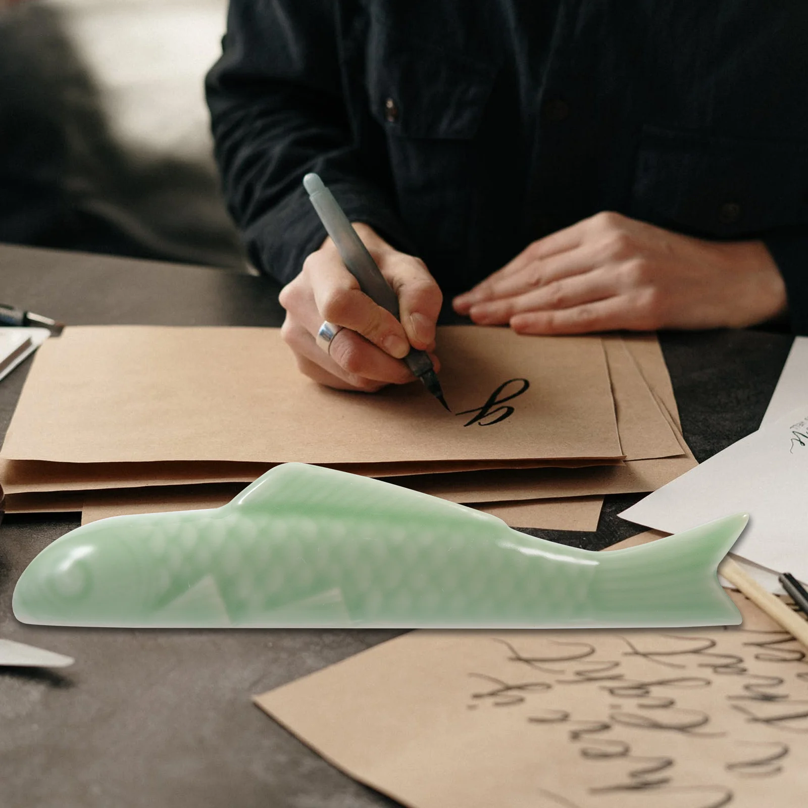 أدوات مكتبية من السيراميك على شكل سمك الشبوط ثقالة الورق أداة الخط الصيني رسم كانجي كتابة قوية ومتينة للاستخدام على المدى الطويل