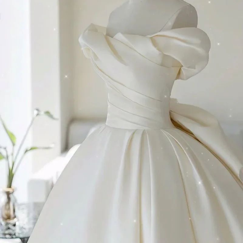 فستان زفاف كلاسيكي من الساتان الأبيض على شكل حرف A بدون ظهر مناسب للحفلات ومناسبات الزواج