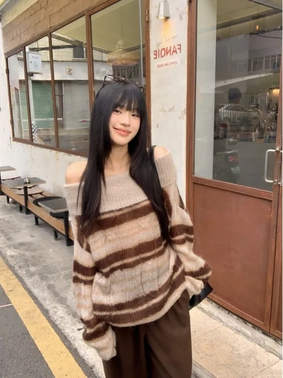 

Корейский стиль: полосатый женский трикотажный джемпер на одно плечо, осенне-зимний, свободный крой, ленивый стиль, длинный рукав, мягкий полиэстер, повседневная одежда