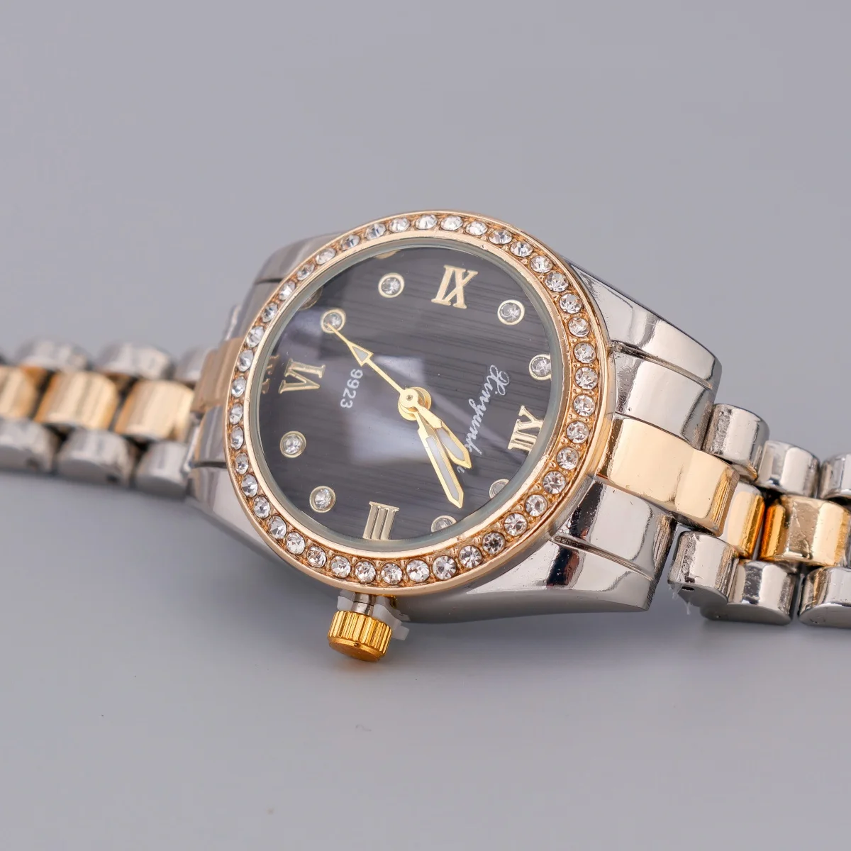 ساعة نسائية أنيقة وبسيطة وبسيطة ومينا دائرية مرصعة بحجر الراين وسوار ذهبي وفضي أفضل هدايا العيد وإكسسوارات المجوهرات