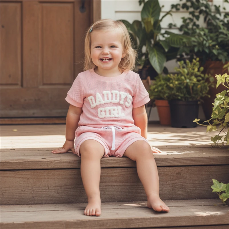 

Комплект из двух предметов для маленьких девочек, комбинезон с короткими рукавами и круглым вырезом с вышивкой букв для малышей и шорты с эластичной резинкой на талии