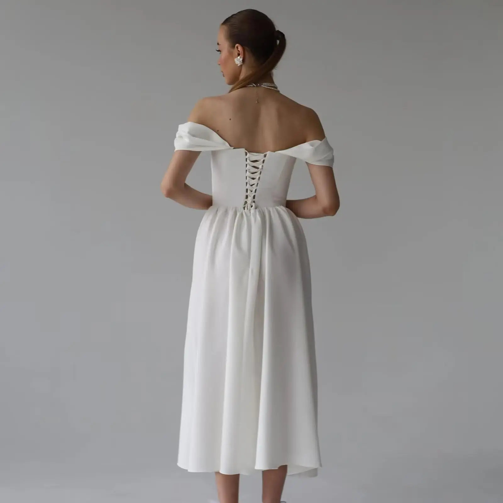 Abiti da sposa midi da donna con spalle scoperte bianche con volant e grazioso abito estivo