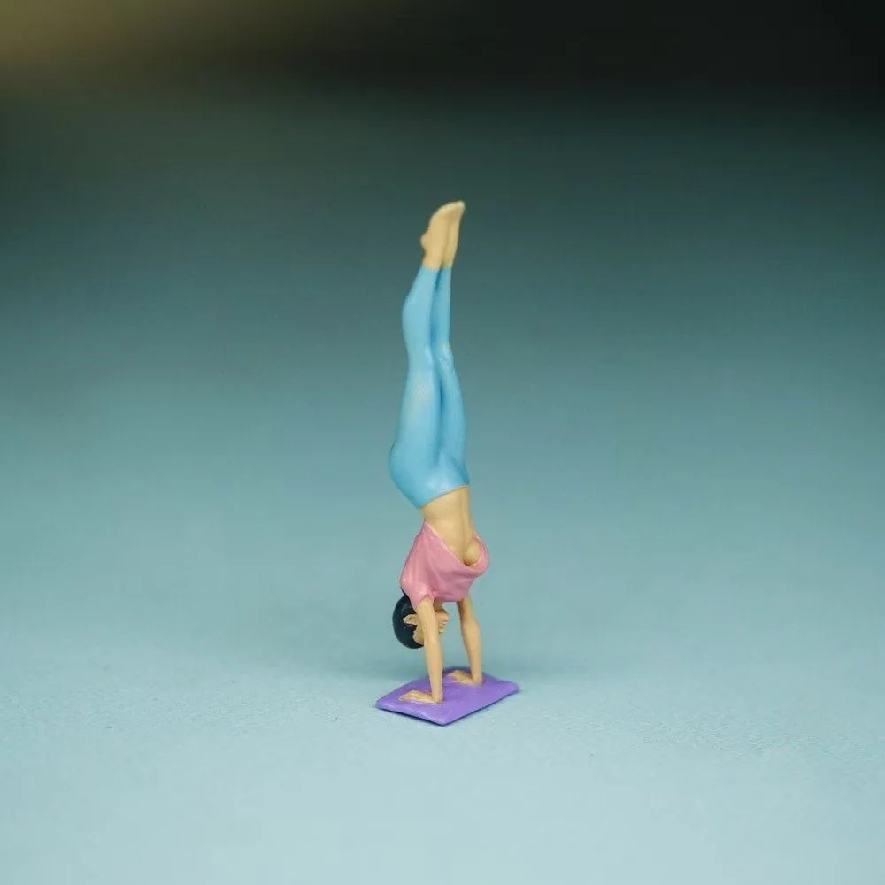 1/64 Scale 2.9 Cm Yoga Figure Upside Down Female Resin Figurine Miniature Model DIY Fun Meditation Figure Figurine