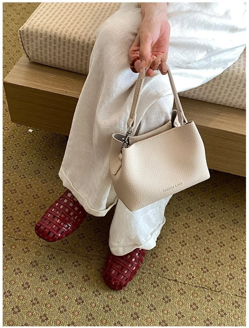 CEEKAY Minimalistische Mini-Eimertasche aus genarbtem, lederähnlichem Leder mit Aufdruck, leicht und tragbar, als Umhängetasche oder Schultertasche für Kaffeebraun – Detail 8