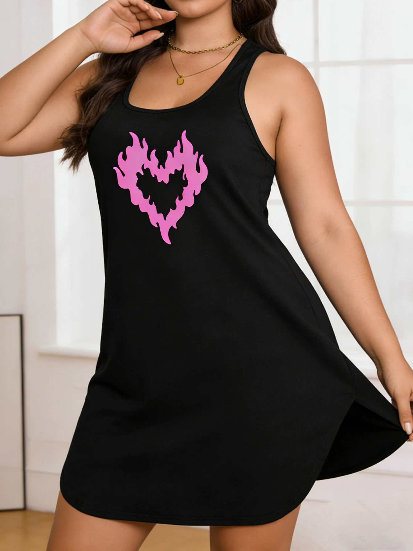 

Женское платье-майка большого размера с принтом в виде пламенных сердец — удобное и повседневное, подходит как для прогулок, так и для дома.