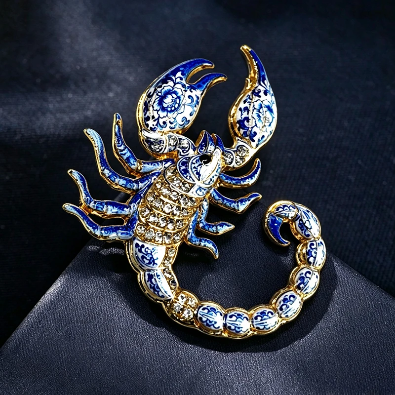 Blau-weiße Porzellan-Skorpion-Brosche, Emaille-Kristall-Strass-Anstecknadel, Vintage-Metallschmuck, Geschenk