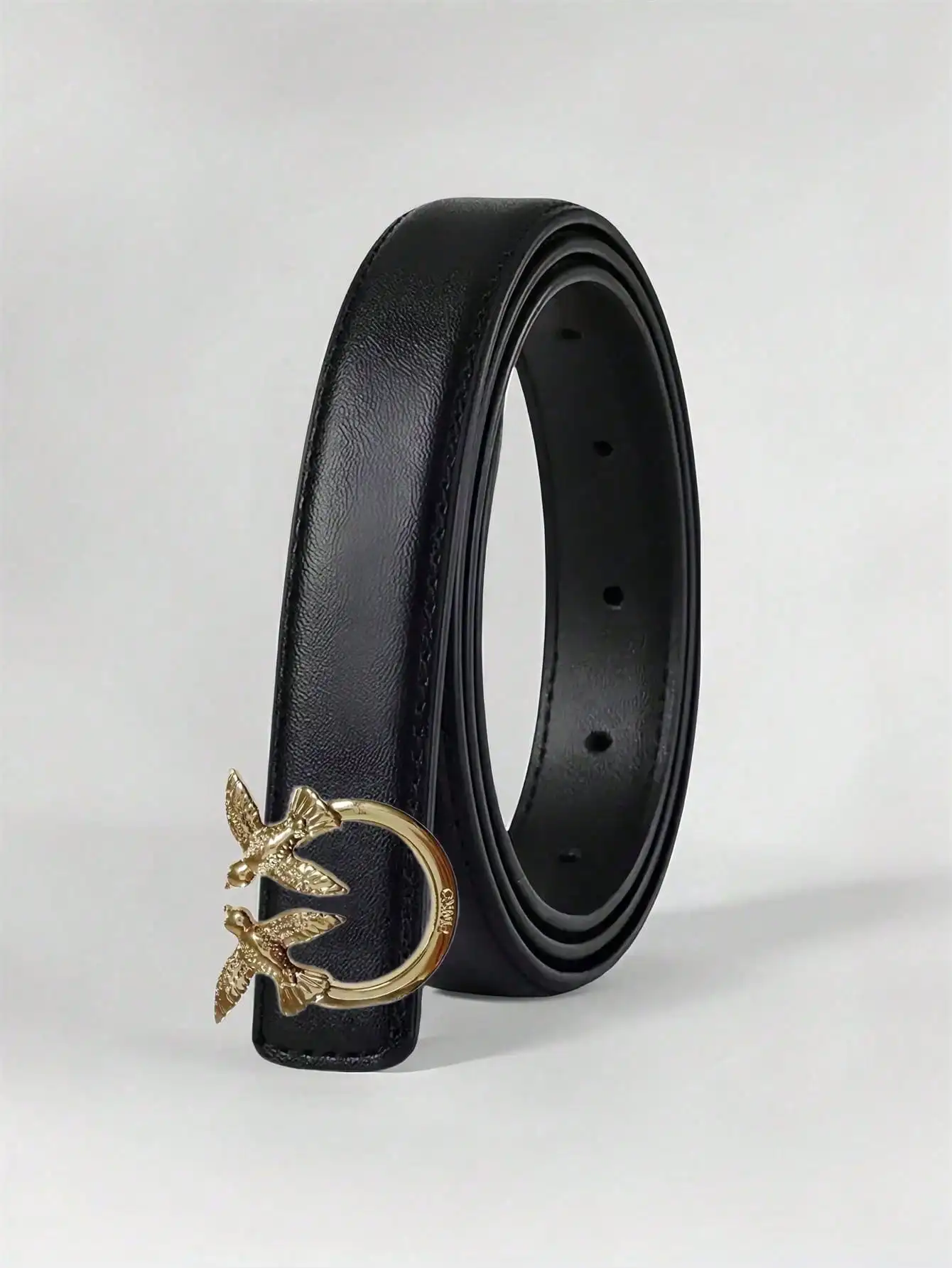 One ladies' leather belt with an exquisite alloy smooth buckle, perfect to pair with jeans and an excellent gift choice.
