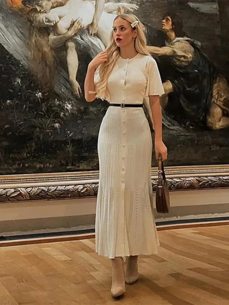 Elegancka sukienka dzianinowa damska, jednolita, zapinana na guziki, z dekoltem typu O, krótkim rękawem, wysokim stanem, dopasowana sukienka podkreślająca biodra, szykowna kolekcja jesień 2025, eleganckie szaty damskie.