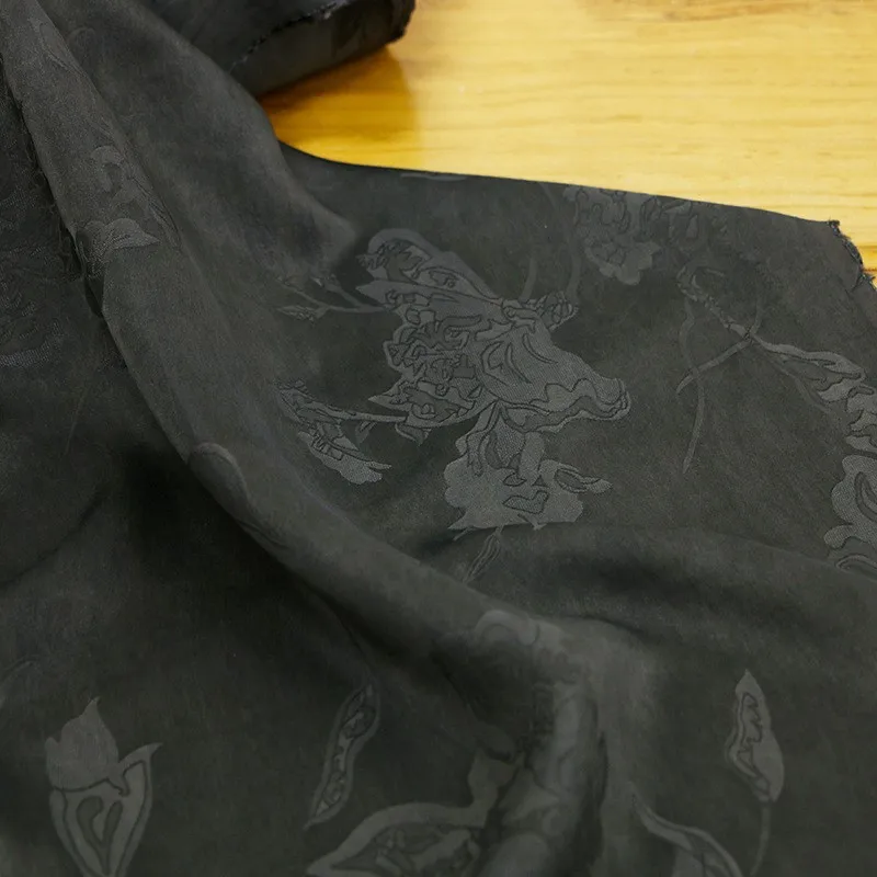 

This traditional plant mud-dyed oak silk jacquard fabric features a simple elegant and artistic style creating new Chinese-style