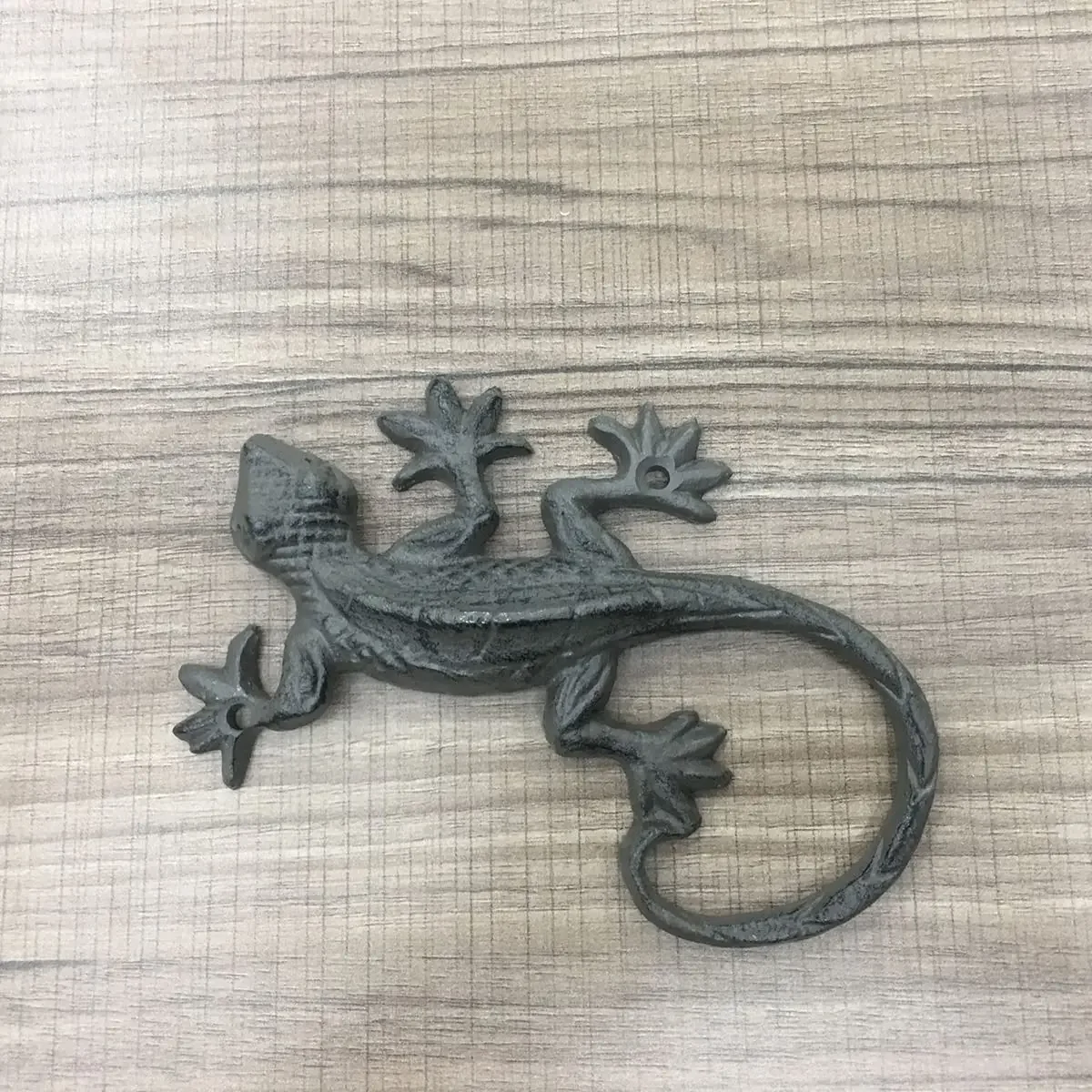 Fashion Iron Cast Gecko Figurine and Statue Wall Decor,Decorative Lizard Wall Decor for Indoor and Outdoor (5.1in)