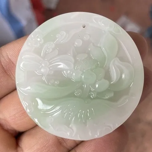 

Подвеска из нефрита цвета изумрудно-зеленого и белого нефрита с изображением лотоса из Синьцзяна, унисекс.